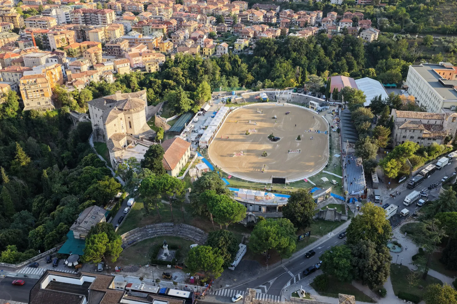 Il campo nel verde, a ridosso del centro storico