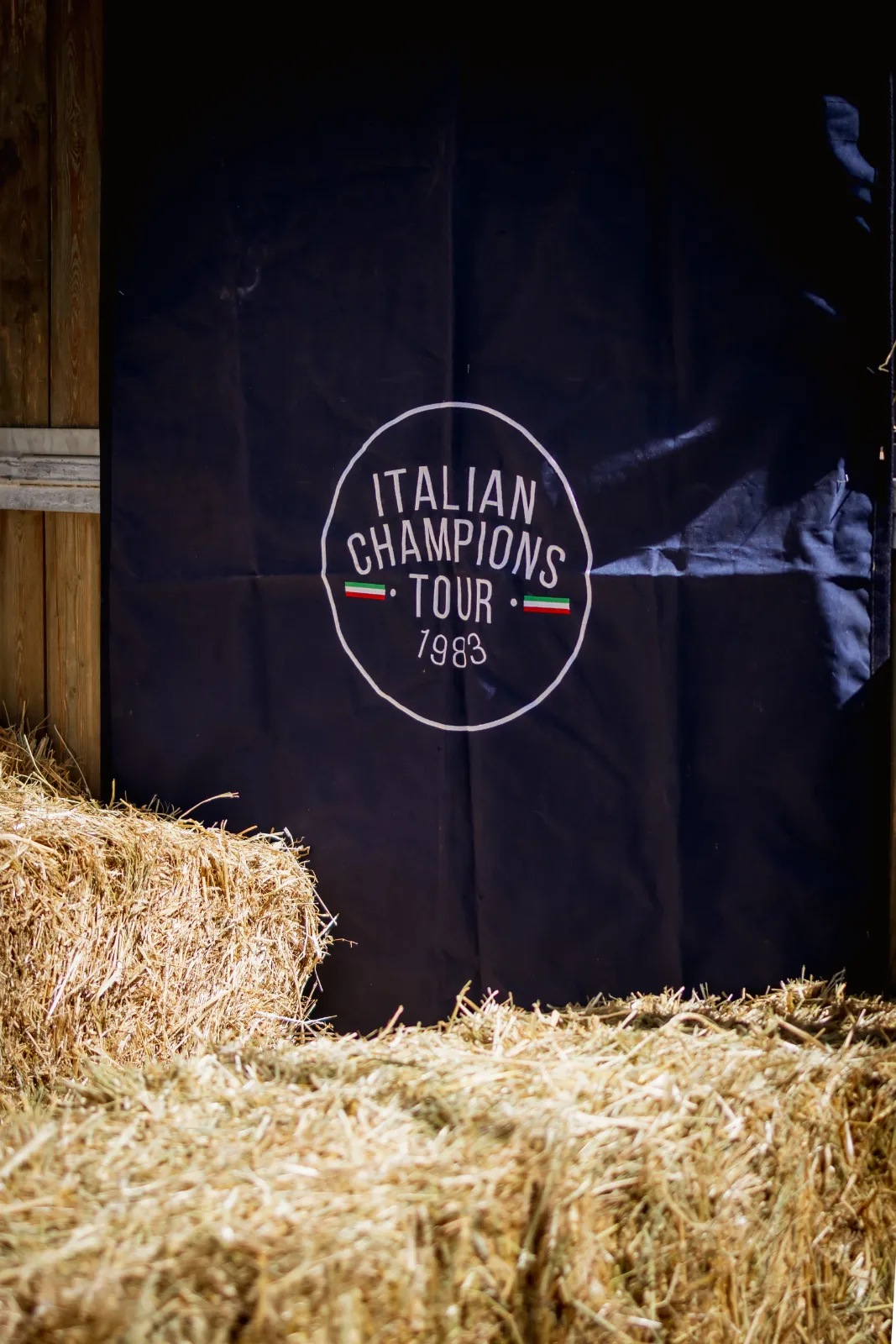 Il marchio dell'Italian Champions Tour tra la paglia