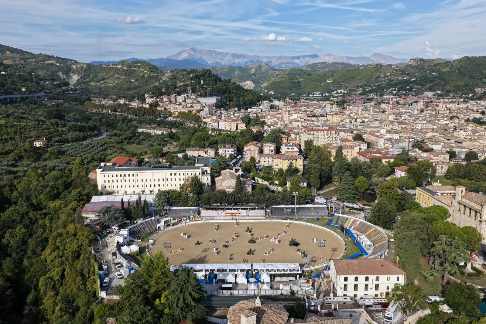 Il Campo Squarcia dentro Ascoli Piceno, con l'Appennino all'orizzonte