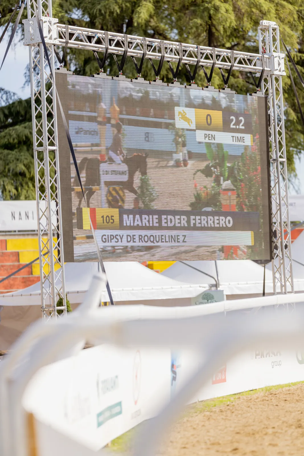 Il ledwall con risultati e dirette