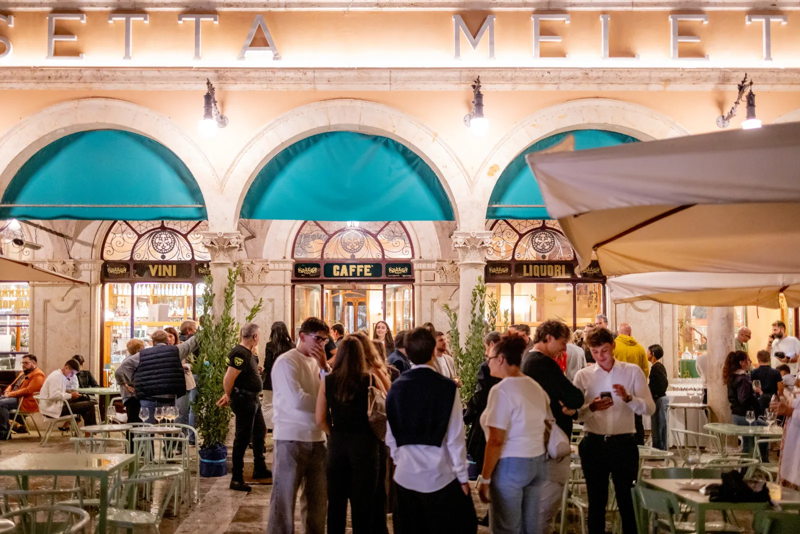 Il Caffè Meletti in Piazza del Popolo, venerdì sera