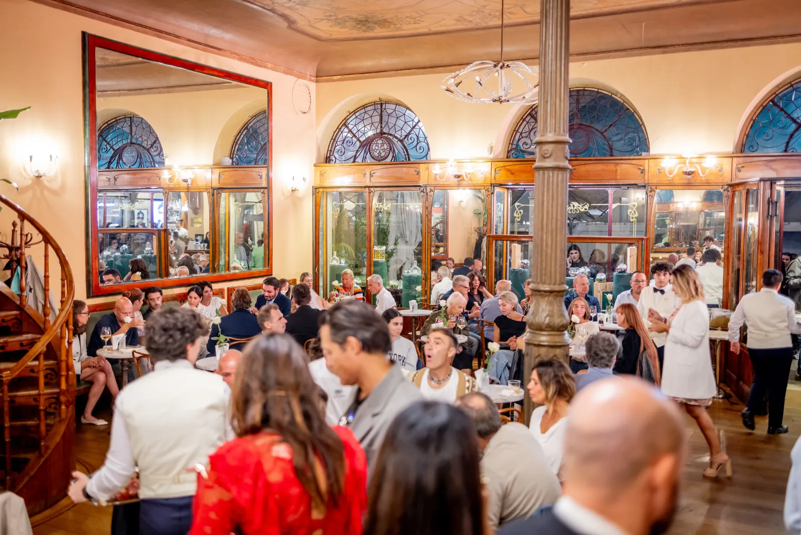 La sala liberty piena per l'aperitivo