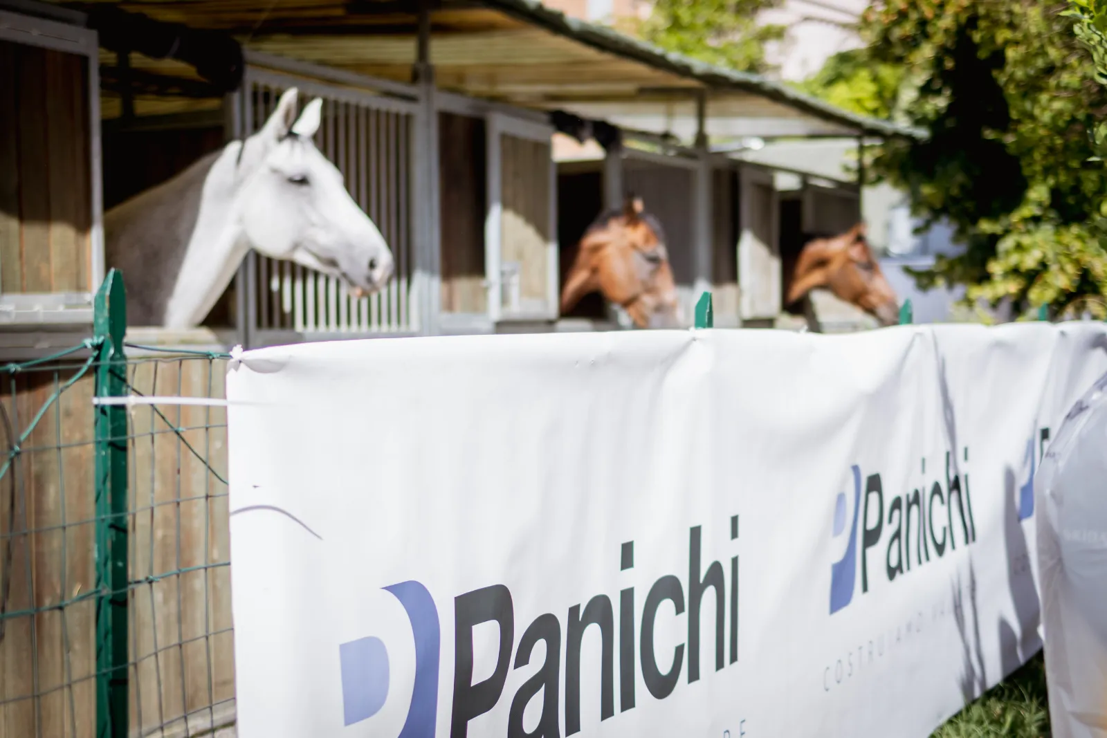 Le scuderie con i colori del main sponsor