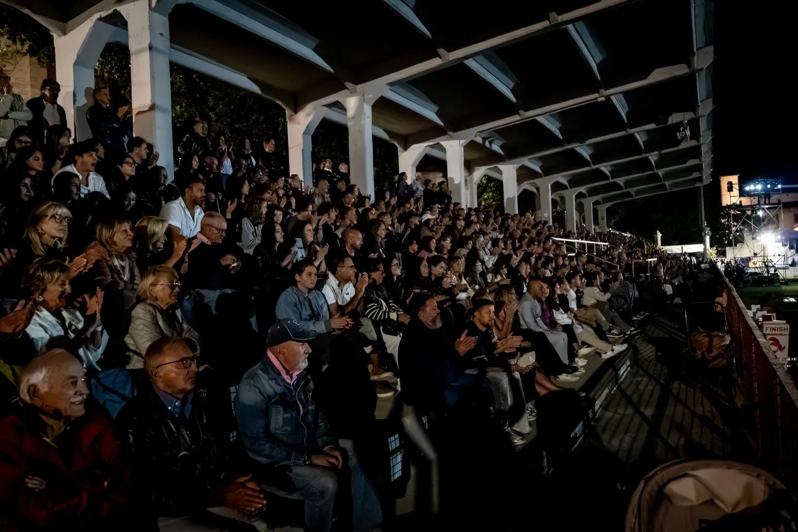 La tribuna piena, sabato sera