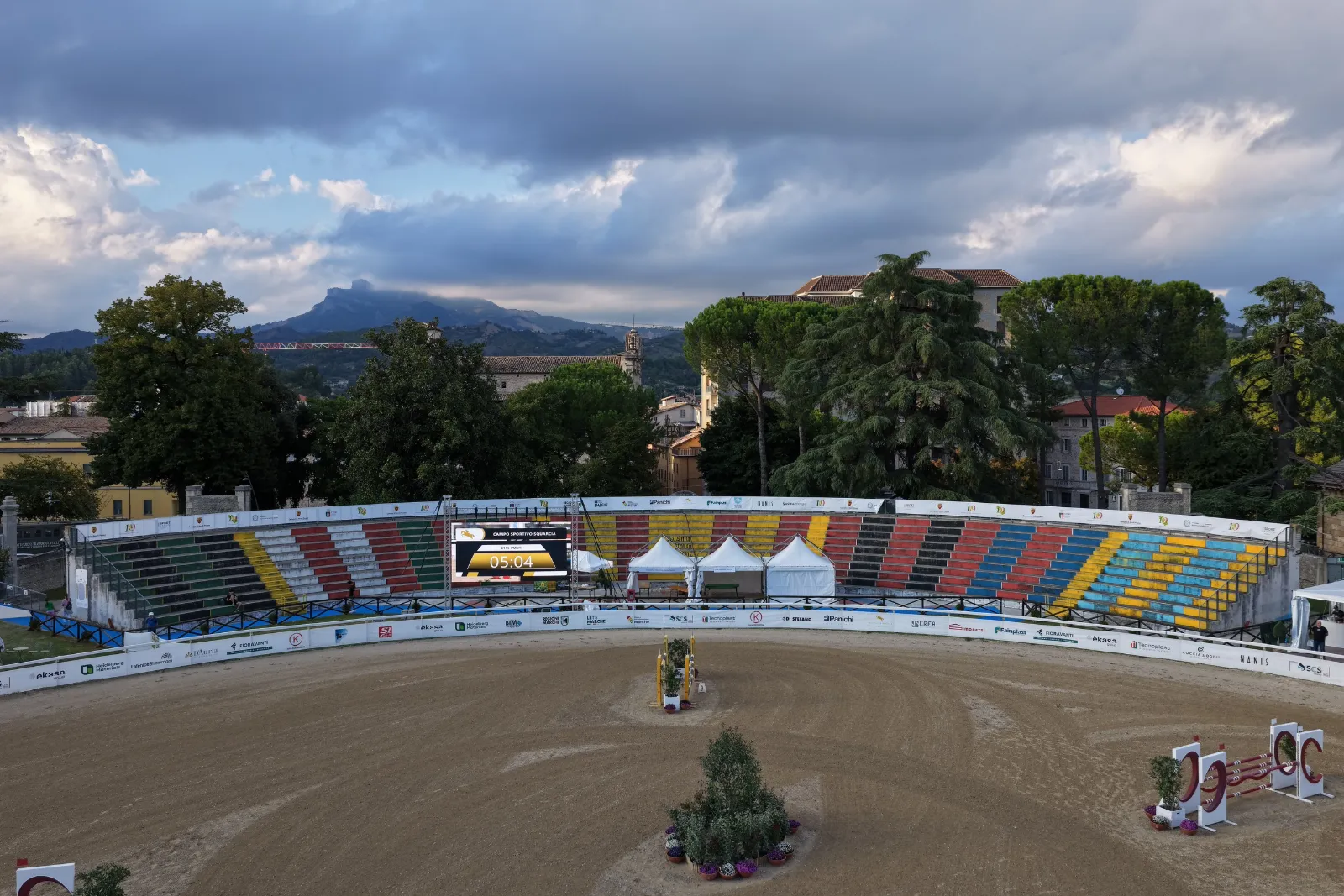 La tribuna a colori e le montagne
