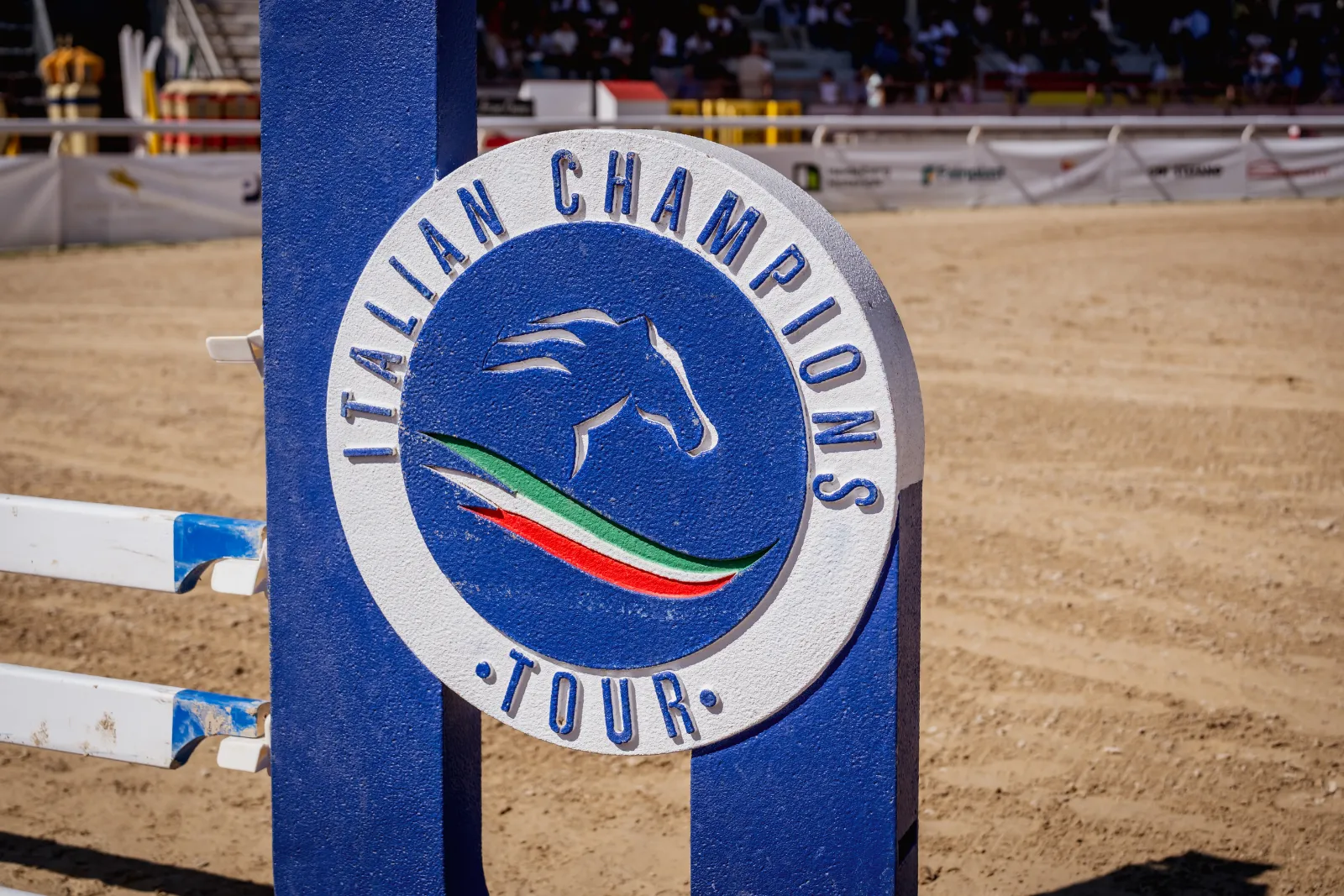 Il vessillo del Tour a bordo campo