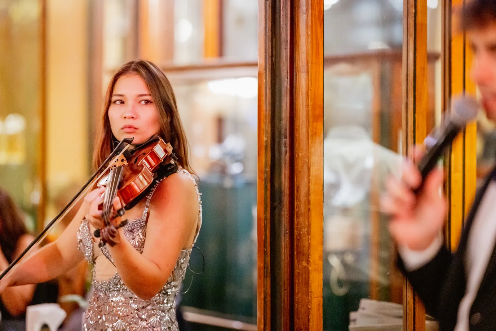 Il violino tra i tavolini