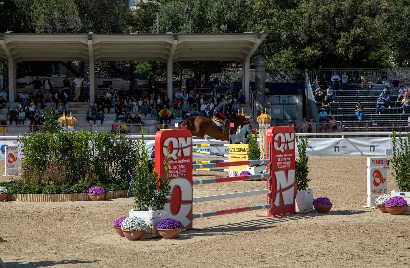 Salto sull'ostacolo rosso davanti alla tribuna