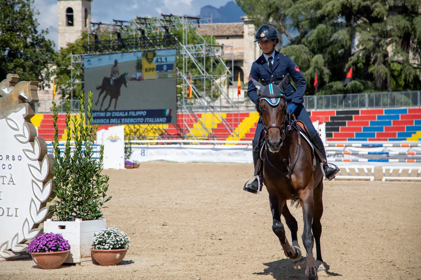 Binomio in uniforme dell'Esercito Italiano sotto il ledwall del Campo Squarcia