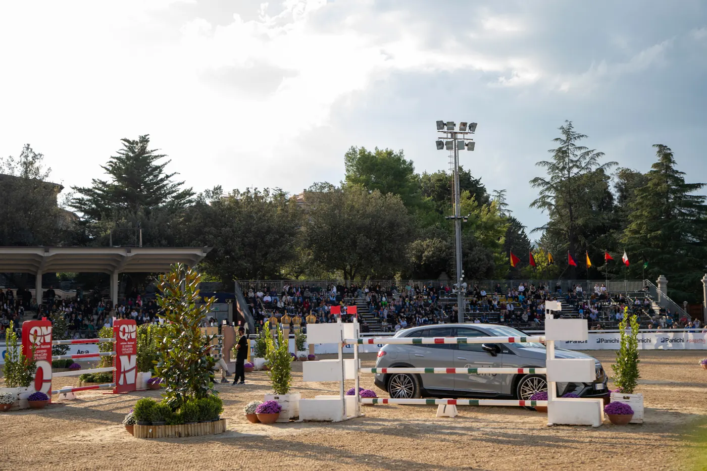 Panoramica del campo con un'auto esposta fra gli ostacoli e la tribuna sullo sfondo