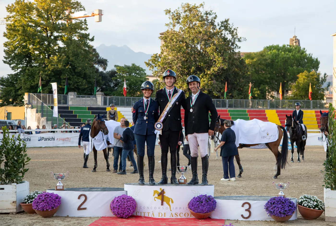 Il podio della premiazione con i primi tre classificati