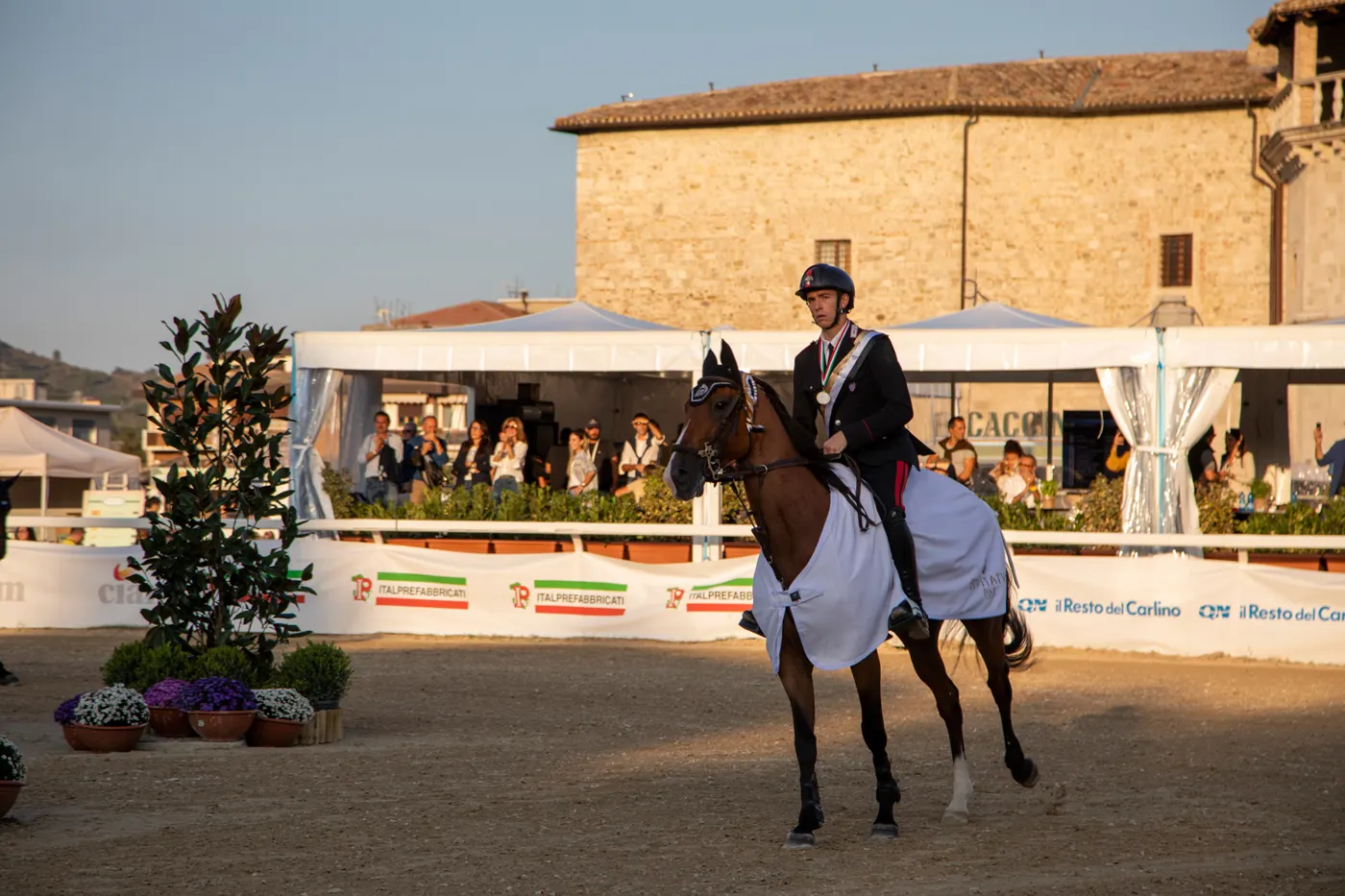 Cavaliere e cavallo nella luce del tramonto